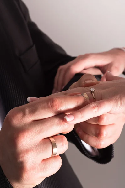 신랑은 결혼식 동안 신부의 손가락에 반지를 넣어 — 스톡 사진
