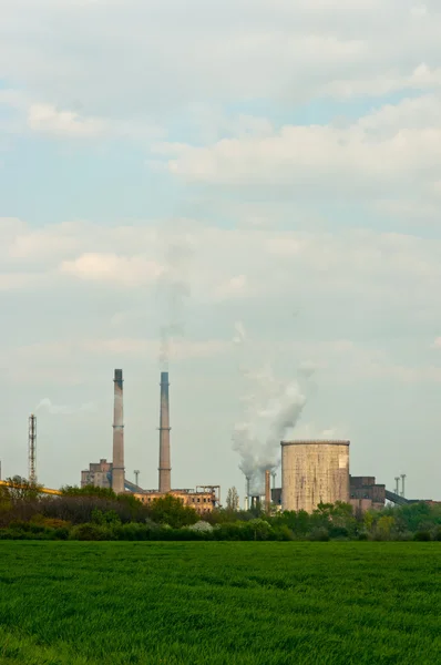 Power plant met groen gras en rook stijgt — Stockfoto