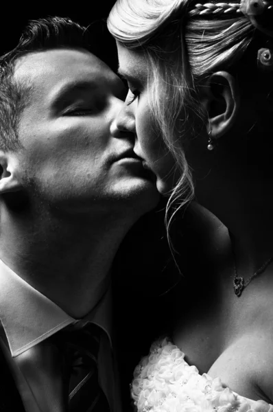 Schönes Paar küsst sich in schwarz und weiß — Stockfoto