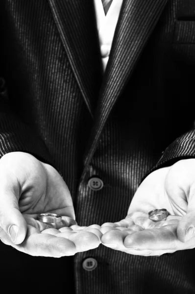 Мужчина с обручальными кольцами в черно-белом — стоковое фото