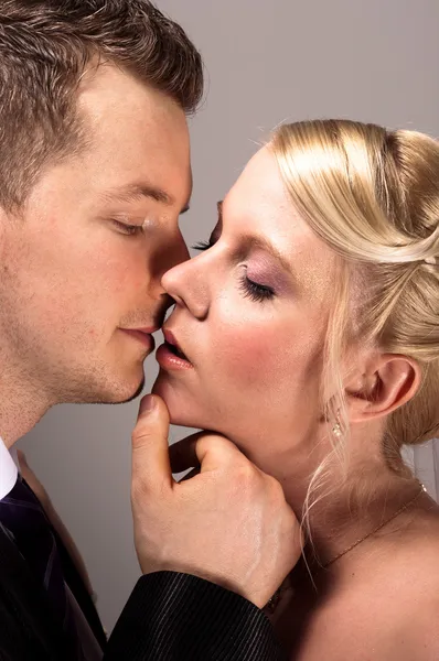 Jong koppel in het huwelijk dragen kussen — Stockfoto