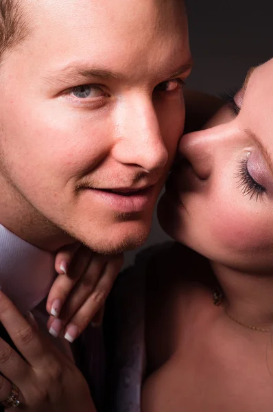 Bella sposa baciare sposo — Foto Stock
