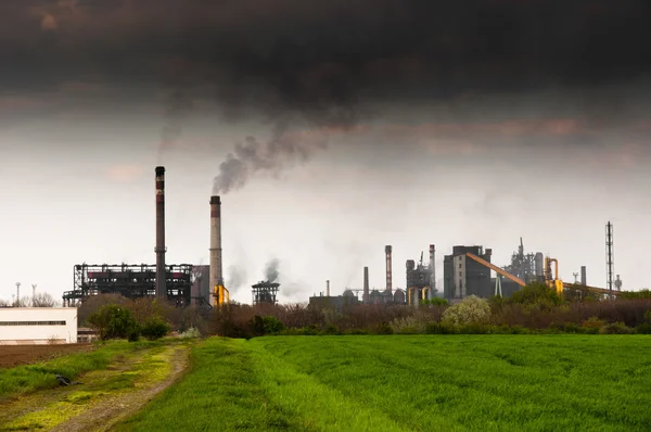 Электростанция, излучающая темный черный дым, одурманивающий мир — стоковое фото