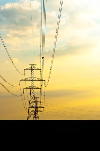 Elektrische leidingen met zonsondergang — Stockfoto