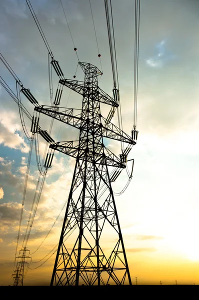 Elektromos vezetékek vezető naplemente — Stock Fotó