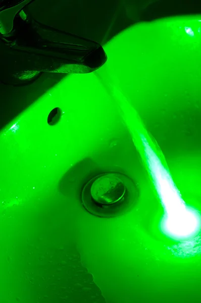 Groene gloeiende waterstroom — Stockfoto
