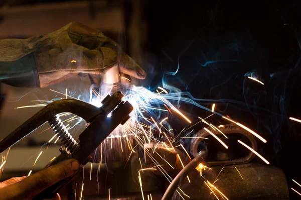 Worker welding steel with white sparks — Stock Photo, Image