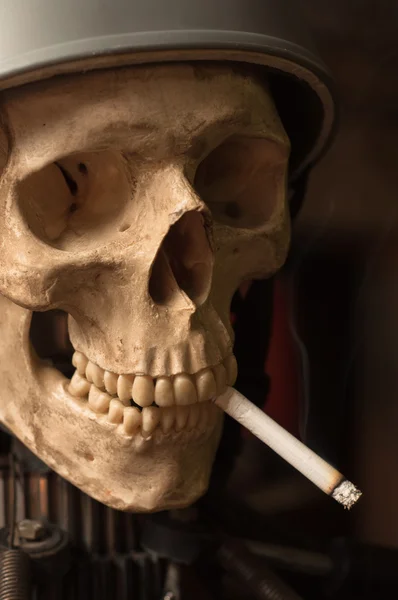 Портрет человека, который курил сигареты, пока не умер — стоковое фото