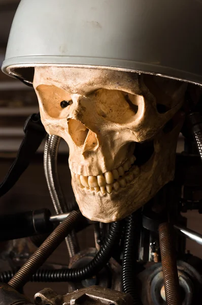 Close up de um robô com crânio humano e capacete — Fotografia de Stock