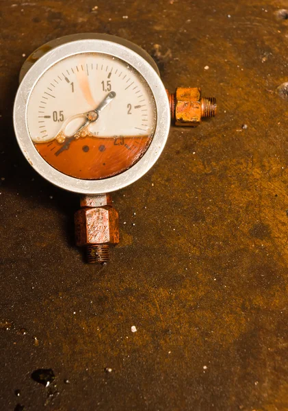 Газовий лічильник на іржавому фоні — стокове фото