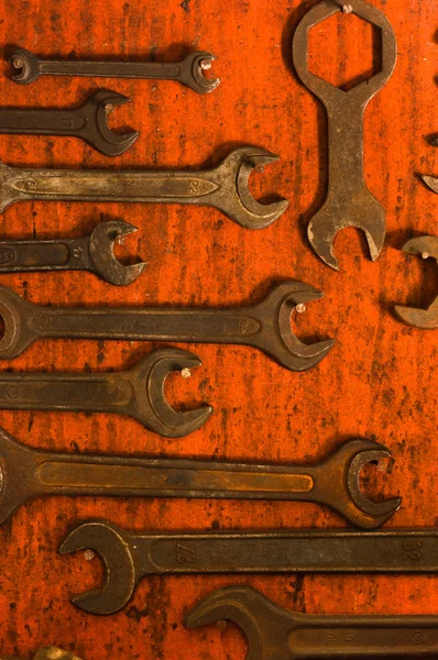 Много ржавых ключей на деревянной доске — стоковое фото
