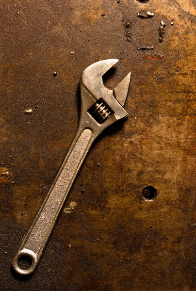 Ρυθμιζόμενο κλειδί στο σκουριασμένο μεταλλικό πιάτο — Φωτογραφία Αρχείου