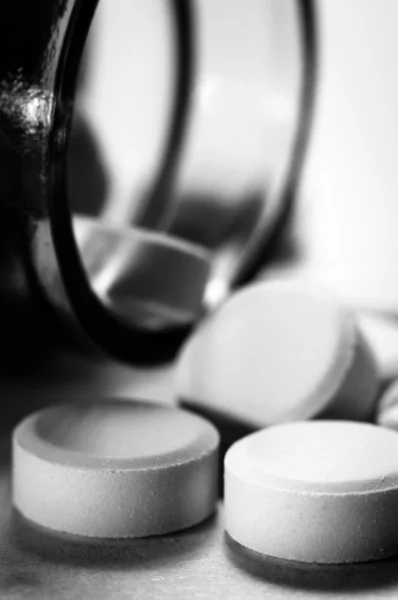 Medicina contro sfondo bianco isolato in bianco e nero — Foto Stock