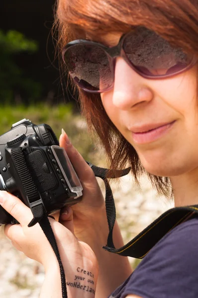 Дівчина з камерою в теплих тонах — стокове фото