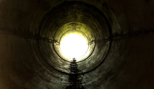 Underjordisk tunnel som leder mot ljuset — Stockfoto