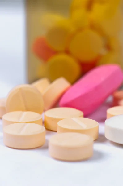 Pills laying very peacefully on white isolated background — Stock Photo, Image