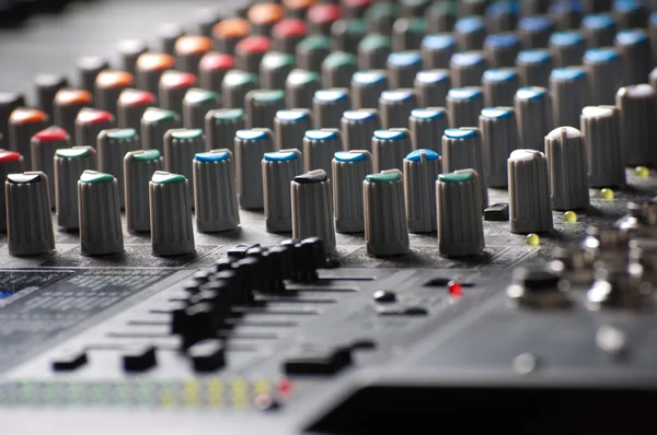Parte de un mezclador de sonido de audio con botones — Foto de Stock