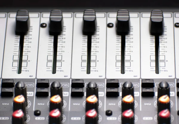 Textura de um misturador de som áudio com botões — Fotografia de Stock