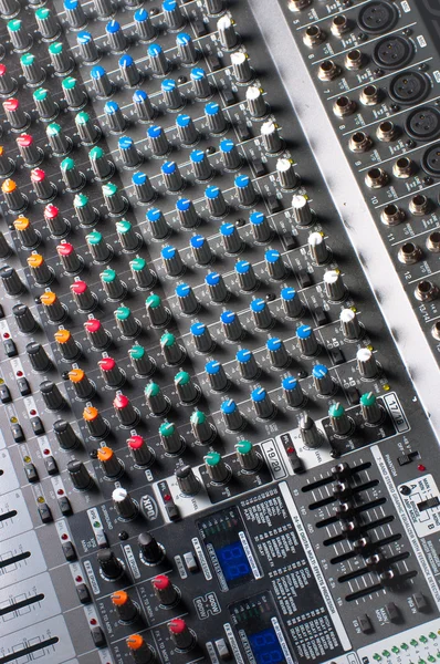 Deslizadores y botones de un mezclador de sonido —  Fotos de Stock