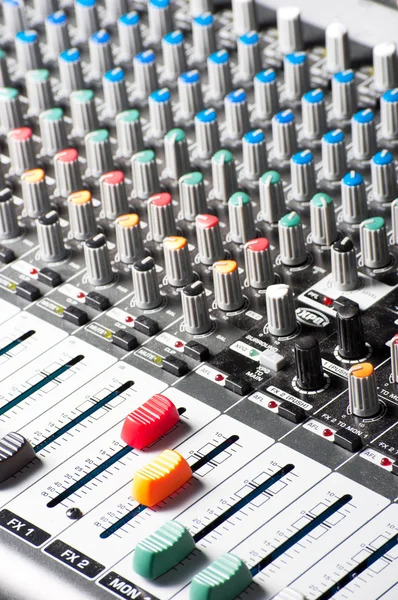 Primer plano de un mezclador de sonido de audio — Foto de Stock