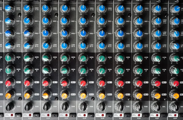 Primer plano de los botones de un mezclador de estudio — Foto de Stock