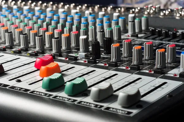 Studio mixer met schuifregelaars en knoppen — Stockfoto