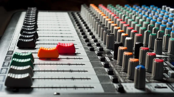 Deel van een audio geluid mixer met knoppen en schuifregelaars — Stockfoto