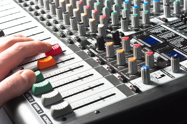 Sound mixer met hand met schuifregelaar — Stockfoto