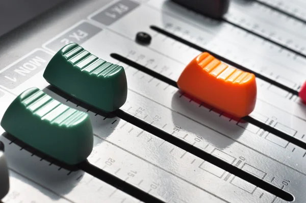 Частина звукового мікшера з кнопками — стокове фото