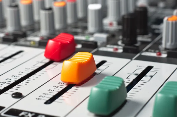 Deel van een audio geluid mixer met knoppen en schuifregelaars — Stockfoto