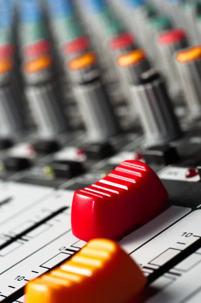 Grote rode schuifregelaar op een geluid mixer — Stockfoto