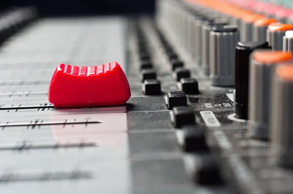 Deel van een audio geluid mixer met knoppen en een schuifregelaar — Stockfoto