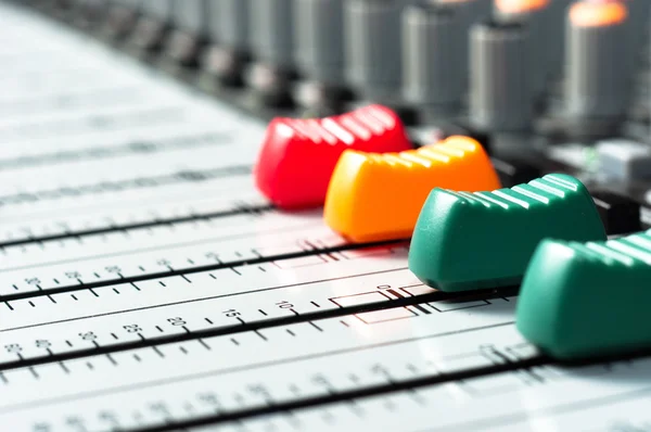 Parte de um misturador de som áudio com botões — Fotografia de Stock