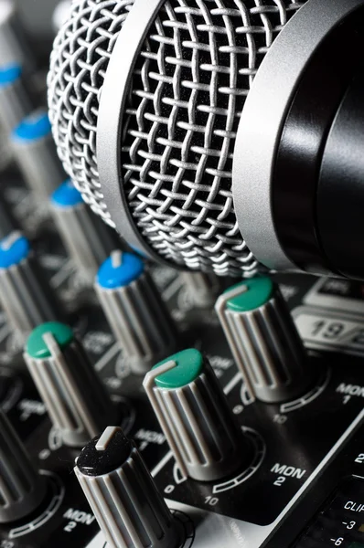 Mezclador de sonido con micrófono — Foto de Stock
