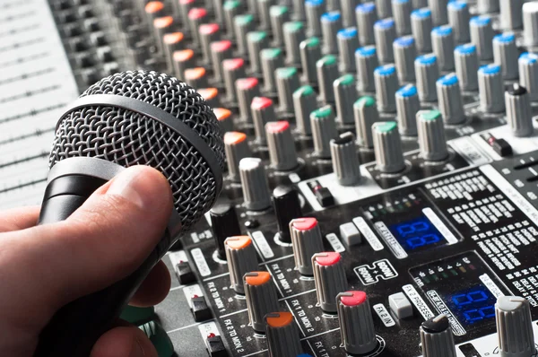 Sound mixer med mikrofon och hand — Stockfoto
