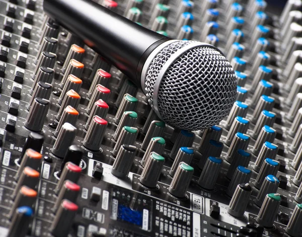 Del av en ljud ljudmixer med en mikrofon — Stockfoto