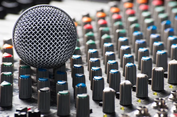 Parte de un mezclador de sonido de audio con un micrófono — Foto de Stock