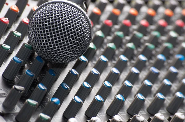 Textura de um misturador de som com microfone — Fotografia de Stock