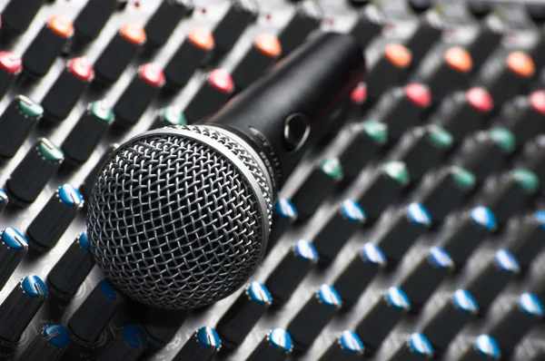 Parte de um misturador de som de áudio com um microfone — Fotografia de Stock