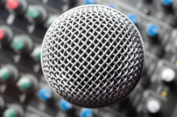Частина звукового мікшера з мікрофоном — стокове фото
