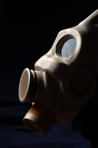 Fechar-se de uma máscara de gás com fundo azul escuro — Fotografia de Stock