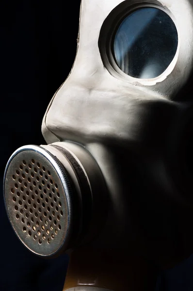Dunkle Gasmaske auf beleuchtetem Hintergrund — Stockfoto