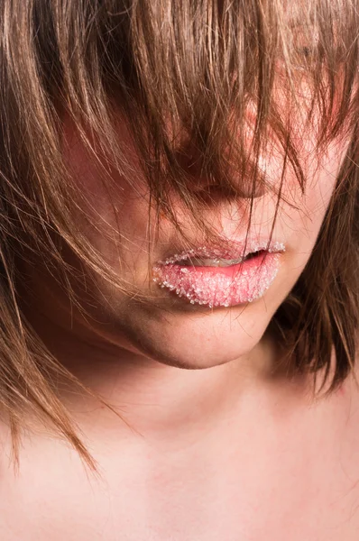 Vacker flicka med socker på hennes läppar — Stockfoto
