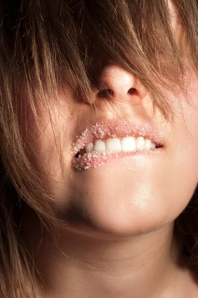 Nahaufnahme eines Mädchens mit Zucker auf den Lippen — Stockfoto