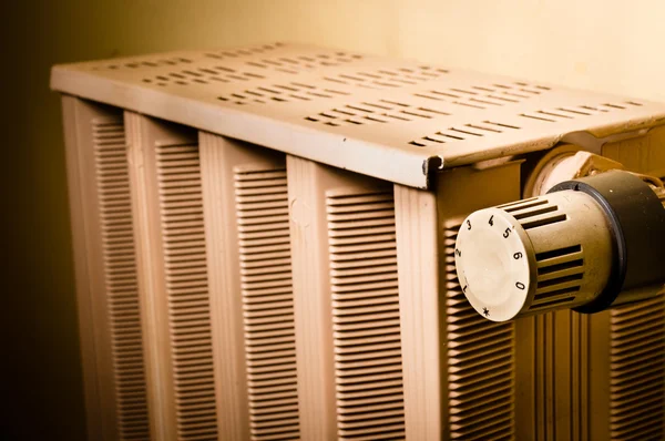 Primer plano de una vieja válvula del radiador — Foto de Stock