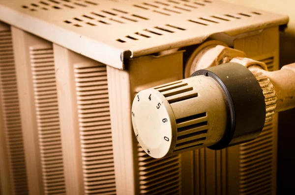 Fecho de uma antiga válvula do radiador — Fotografia de Stock
