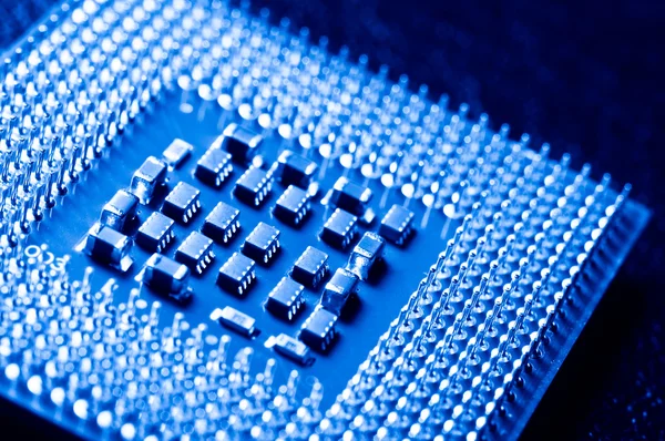 Chip de silicona cpu mostrando pines de montaje en azul —  Fotos de Stock