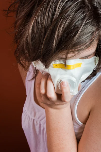 Ragazza con maschera protettiva contro l'influenza o le radiazioni — Foto Stock