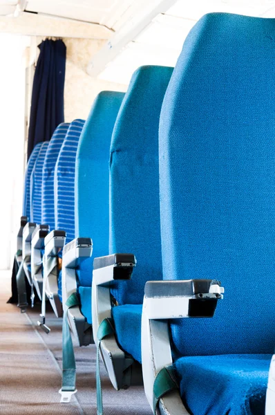 Bir uçağın bulanık arka plan mavi koltuklar — Stok fotoğraf