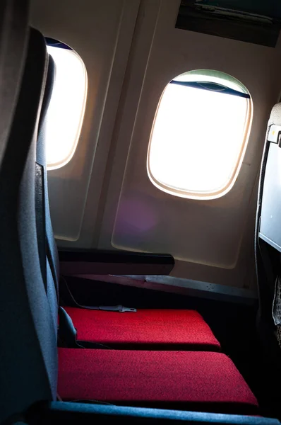 Sitz eines Flugzeugs mit Fenstern im Hintergrund — Stockfoto